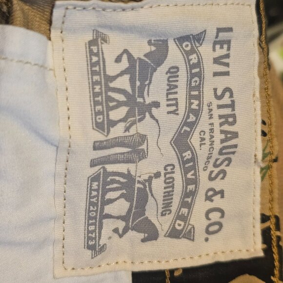 Levi's Men's Leaf Camo Belted Cargo Shorts (Waist: 42) - Picture 3 of 7